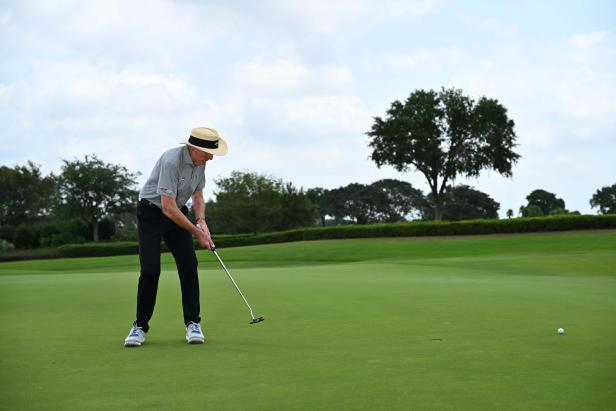 this-simple-drill-with-a-bath-towel-can-solve-your-short-putting-woes